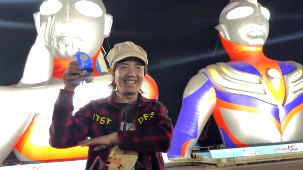 冬日遊樂園閉幕 超人力霸王合體道別上千民眾守候