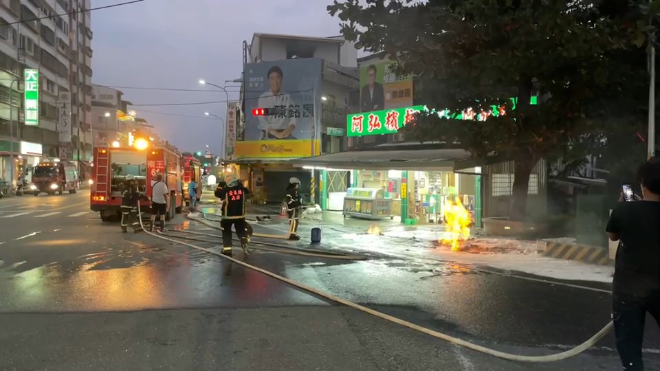 快新聞／疑台糖槽油外漏！台東水溝蓋竄火舌　消防到場灌救