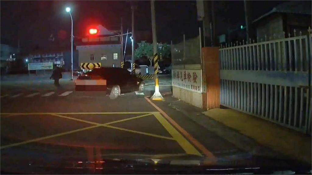 屏東民眾停等紅燈遭後車追撞　肇事副駕搖窗道歉後肇逃