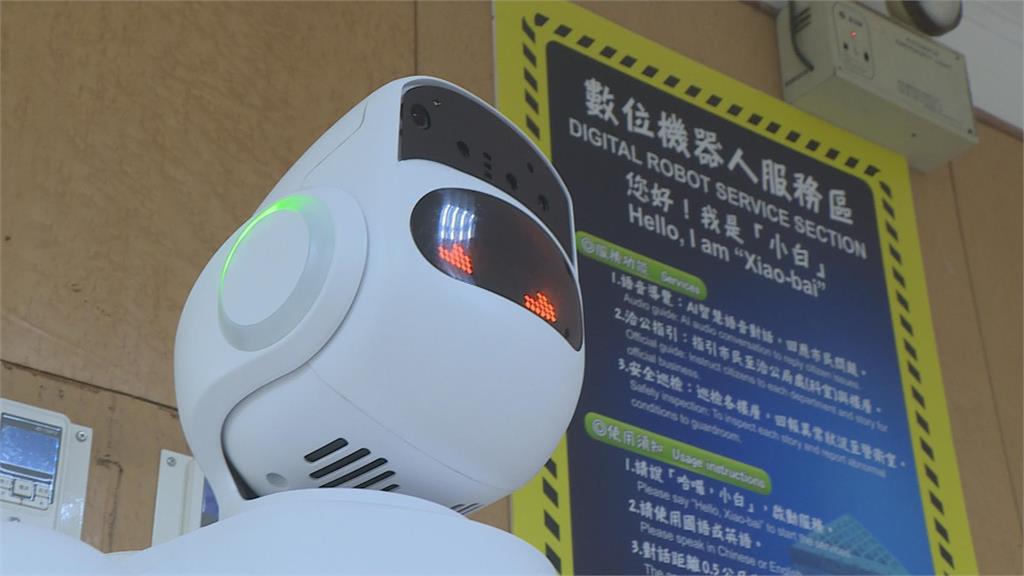 台南市府新員工上工！ 機器人「小白」服務市民引熱議