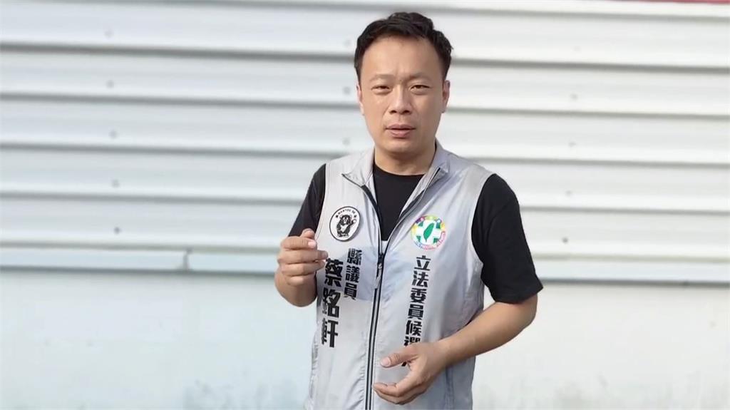 立委參選人蔡銘軒、謝志忠掛大型看板 呼籲下架「君臣賣台二人組」
