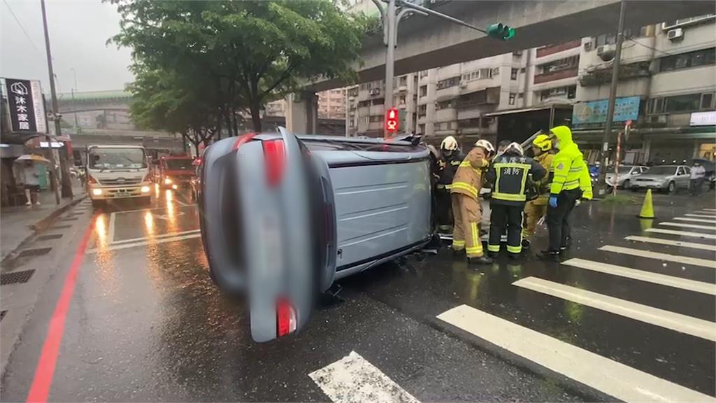 駕駛晃神自撞翻覆鑰匙斷車內　警消急拆電池防漏油爆炸