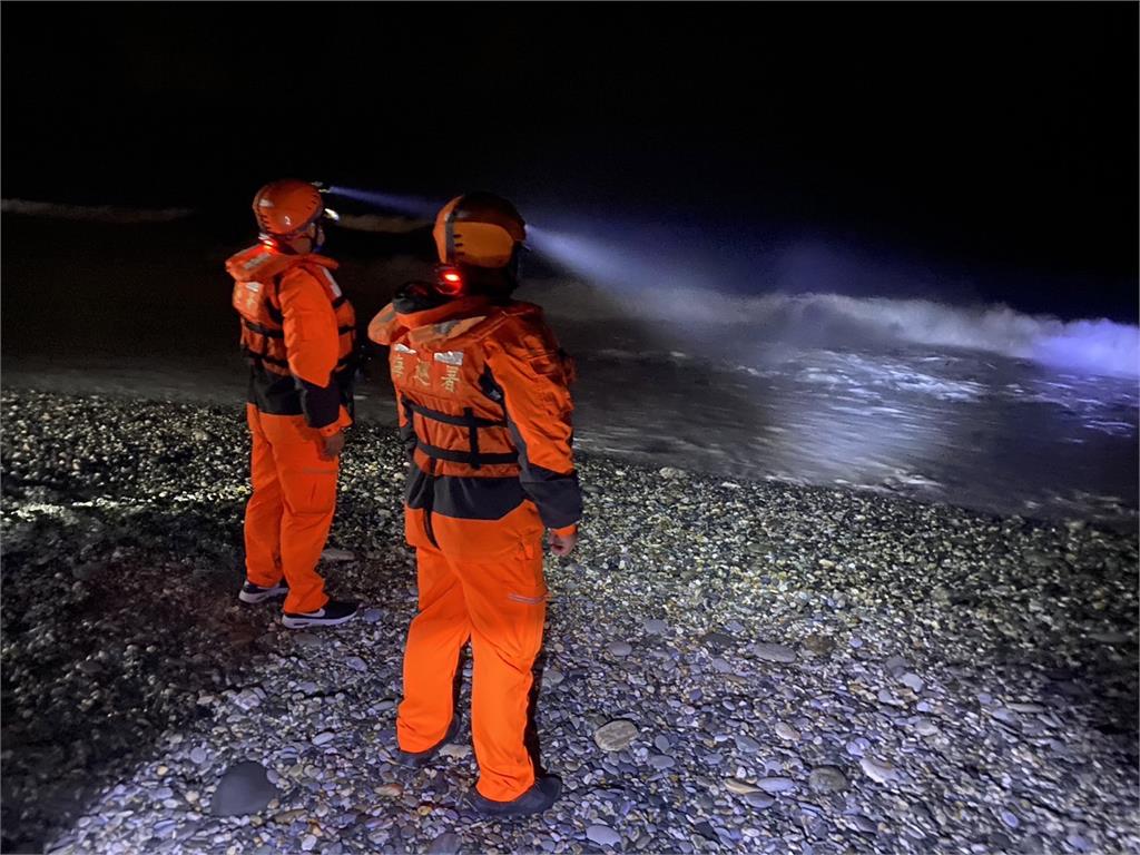 花蓮鹽寮海域戲水1人失蹤　海巡.空勤直升機漏夜搜救