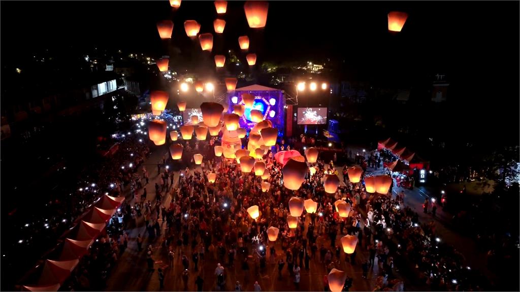 平溪天燈節今晚登場! 20呎馬年主燈亮相 全場驚呼連連
