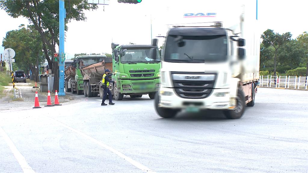 大貨車載土方進台北港　數量多到塞近兩公里占一線車道