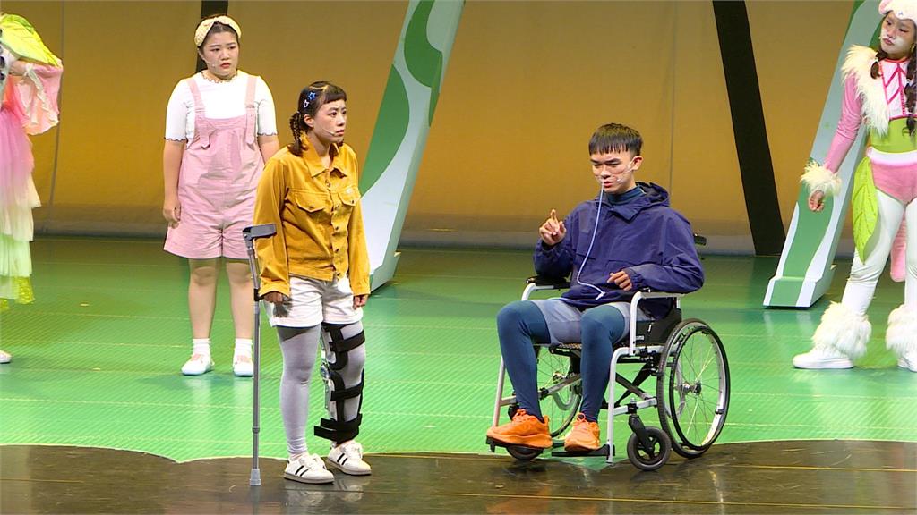 蘋果劇團新戲首演！三米充氣巨偶登台震撼全場