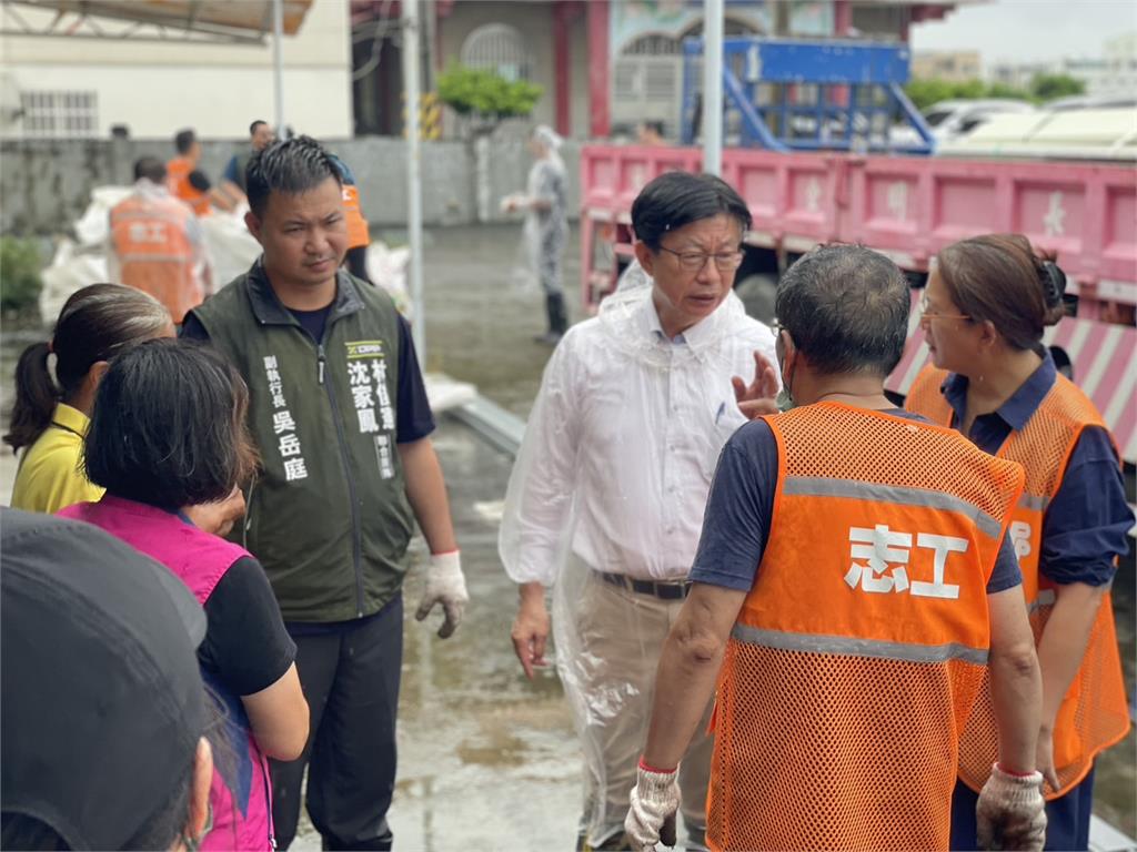 快新聞/全力拚救災!賴清德主席室主任率隊挺進柳營、鹽水 助災民清理磚瓦