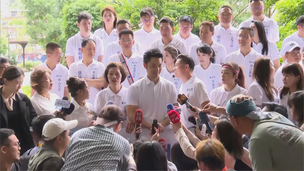 快新聞／出師不利？蔣萬安陪藍小雞登記「演說突然中斷」　尷尬畫面曝光