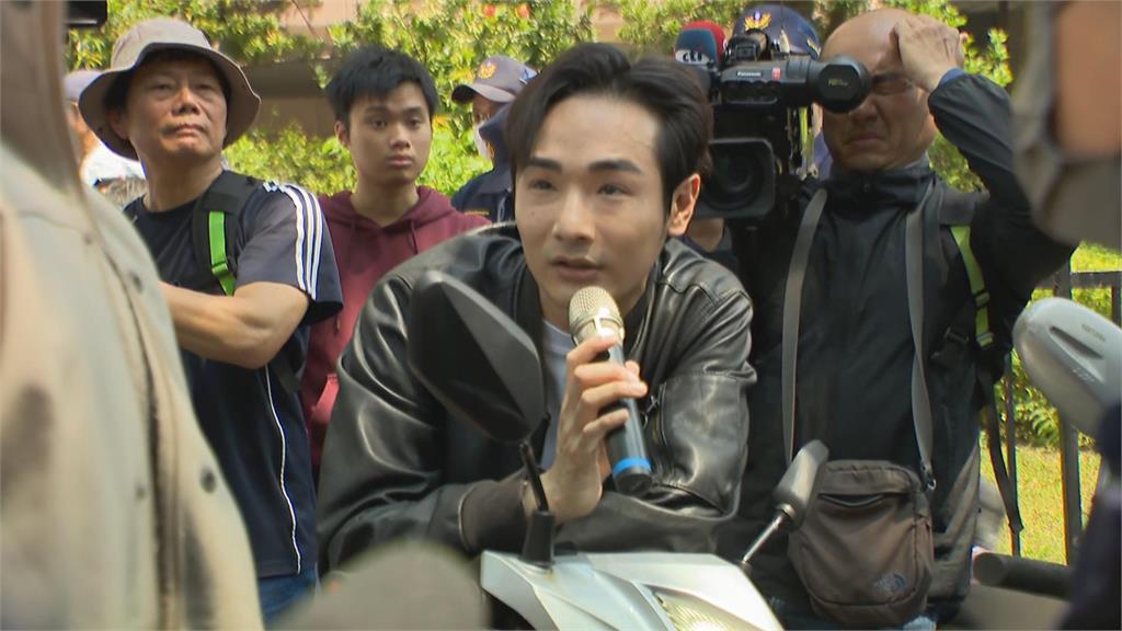 快新聞/亞亞現身籲收回成命 八炯閩南狼當面開嗆、民舉8964手板要她離境