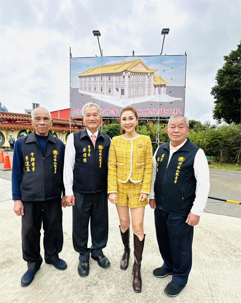 梁佑南走春開唱掀人潮！竹林山觀音寺花燈美翻　20年鐵粉告白惹淚