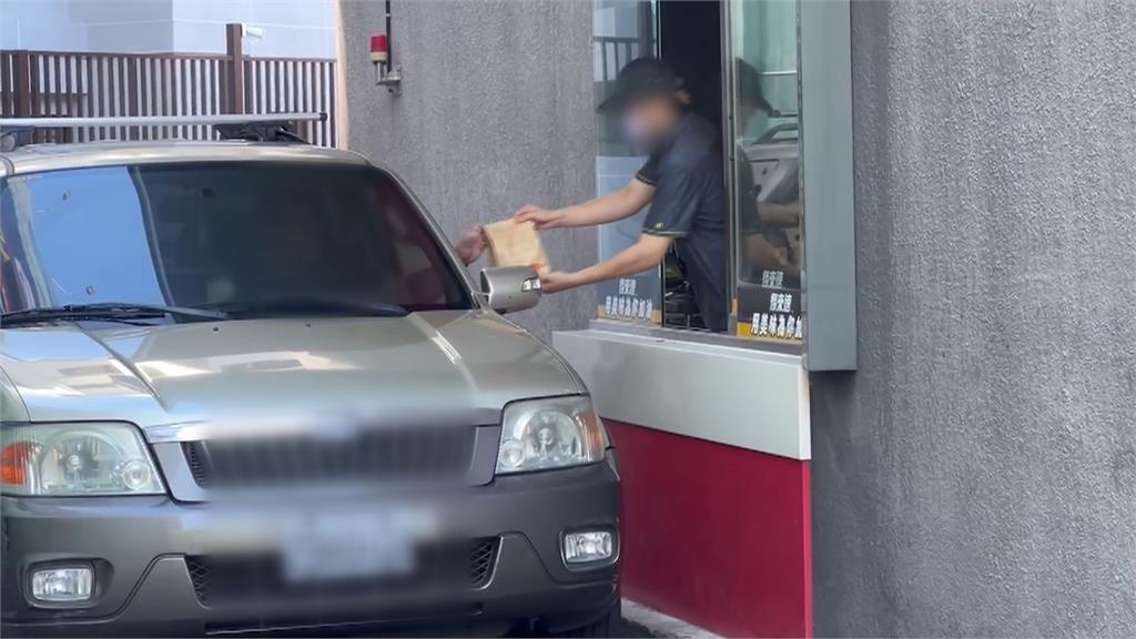 示愛玩很大!男趴車引擎蓋 口叼玫瑰送店員恐涉性騷擾