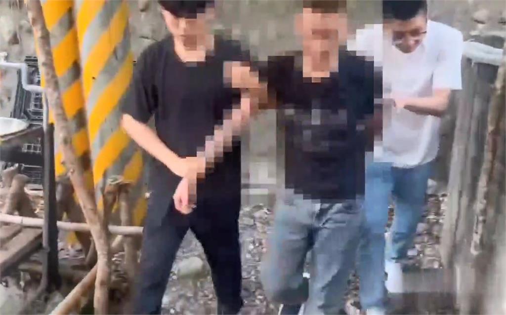 男掛假車牌拒檢衝撞 警開11槍 警24小時內南澳山區逮到人