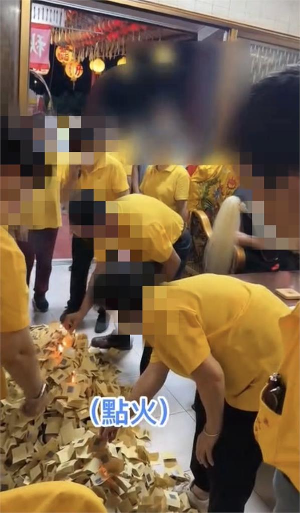 信徒全身鋪金紙「當場點火抬走」祭改驚悚畫面曝!網嚇:會先沒命