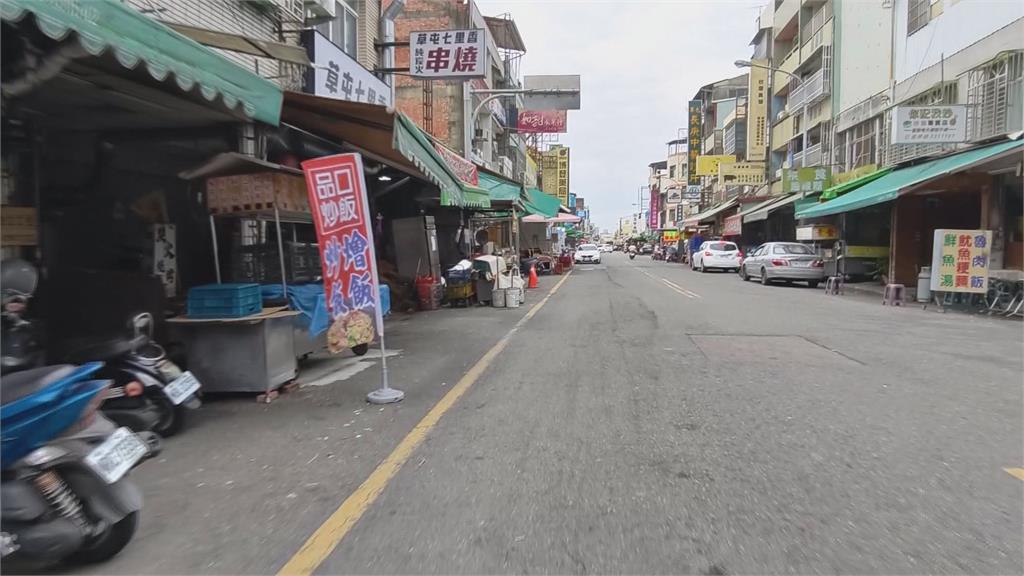 披五星旗男又出現！　南投草屯市場邊走邊放沖天炮