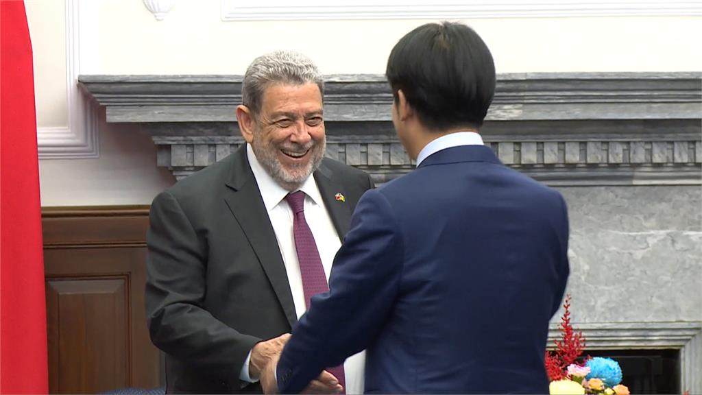 林昶佐芬蘭文＂死腔＂打招呼　秀八塊肌開唱重金屬音樂