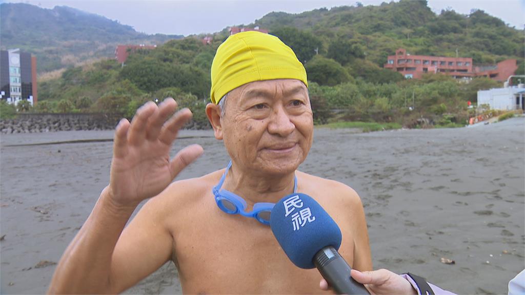 不怕冷！西子灣湧晨泳人潮　民眾：還好不會冷