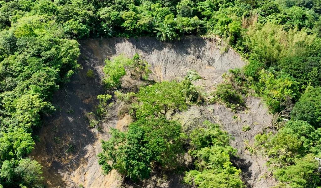 山陀兒過後　基隆月眉路山區坍方　土石堆放10天未處理