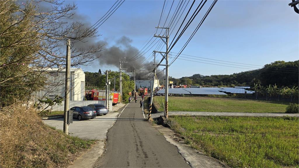 最新／濃煙竄天！苗栗鐵皮豬舍驚傳火警　疑電線短路