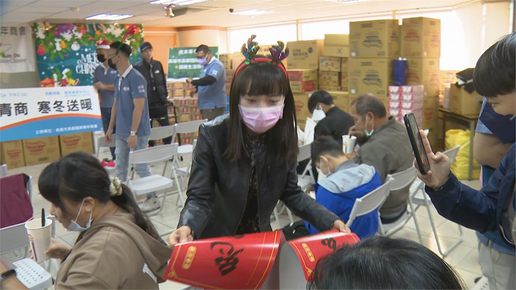 歡樂過耶誕!黃捷送愛心物資 澎湖企業家發3千個紅包