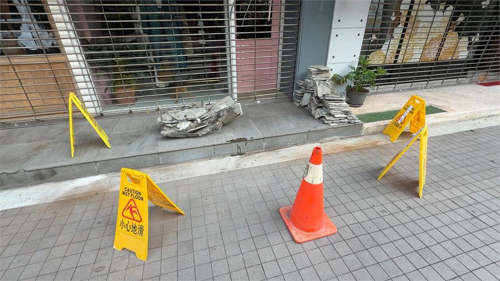 太潮濕釀禍?服飾店招牌「整片掉落」 社區曾是連戰住家