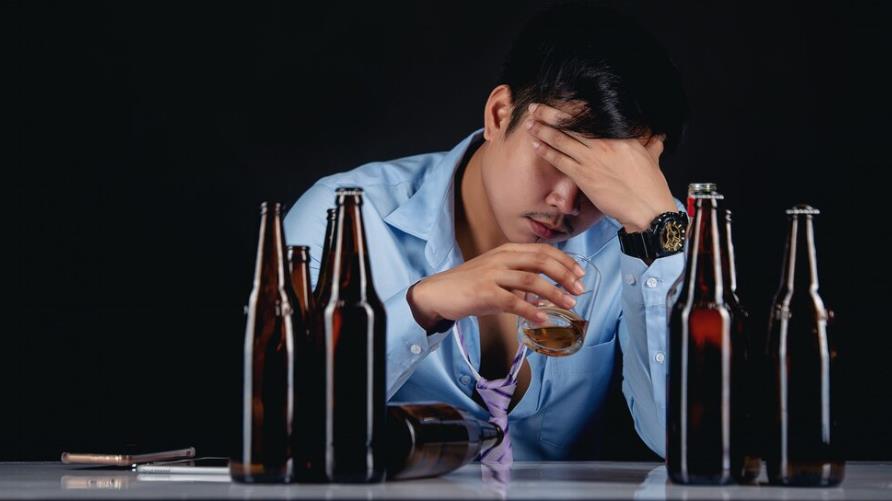 年末派對季如何健康飲酒與解宿醉？5招降低宿醉風險　營養師授撇步