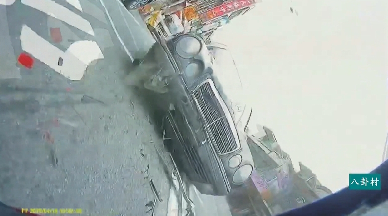 喝爛醉一次撞兩車 肇事駕駛想開溜遭攔