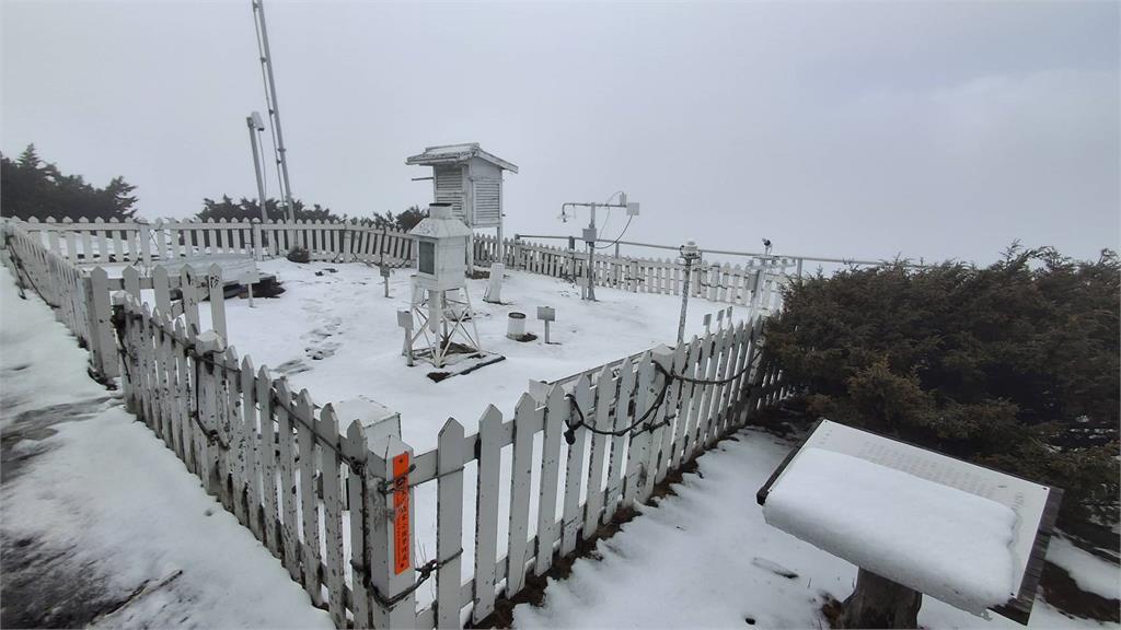 最新／銀白世界！玉山北峰積雪2公分　美景曝光