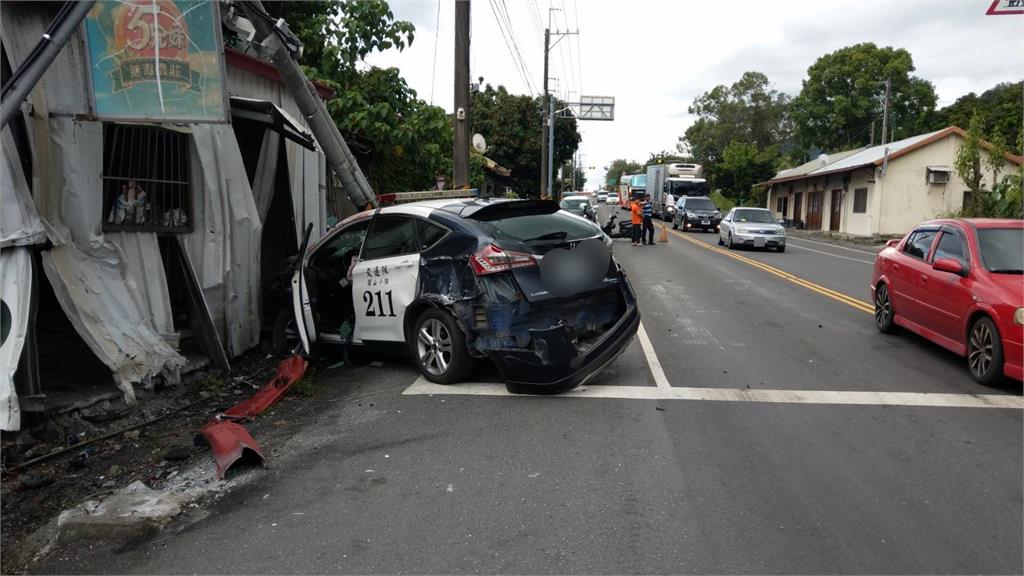 快新聞/台東警趕指揮交通逆向超車! 閃機車失控撞入民宅「車頭全毀」
