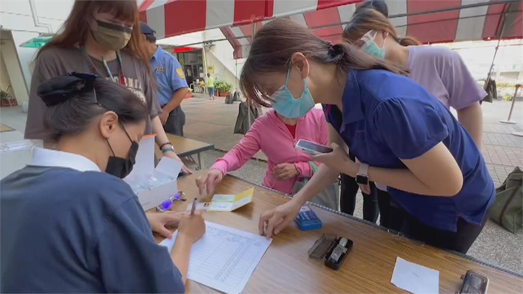 鼓勵長者打疫苗　台南推打疫苗送快篩劑