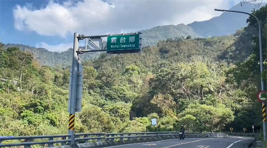 屏東霧台鄉台24線 騎士過彎連人帶車撞山壁