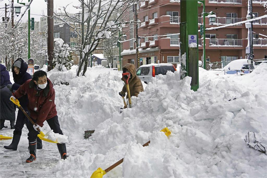 日本北海道颳暴風雪 岸邊掀起長浪 300多校停課 逾百航班、列車停飛停駛