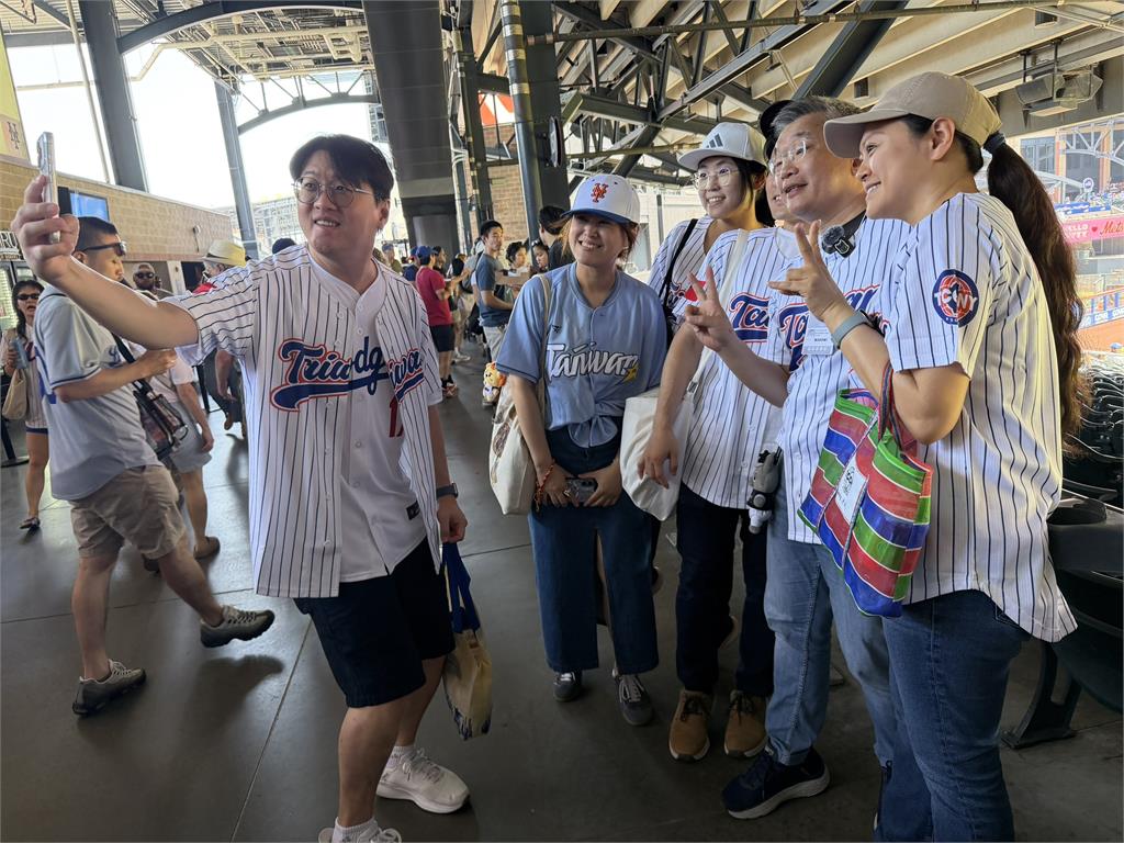 中職/會長蔡其昌、NASA台裔太空人林琪兒攜手開球!大都會台灣日湧數千台灣人齊聚