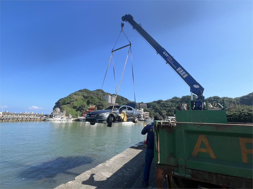 有片／60歲老婦人夜衝金山！不熟路況竟「直墜漁港溺斃」落海畫面曝光