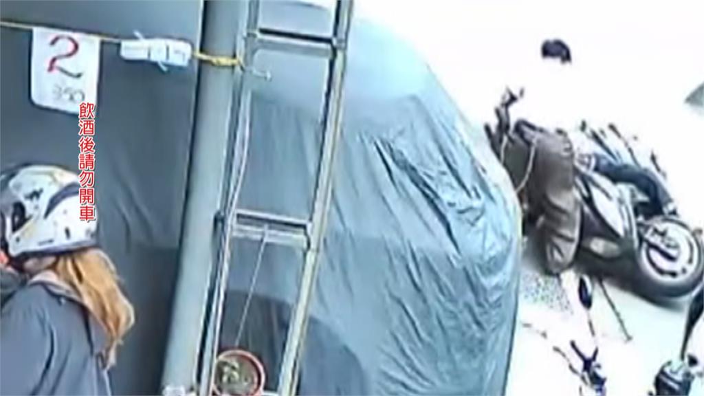 老翁騎車自摔！　草莓攤老闆攙扶「聞到這味道」　警方到場逮捕