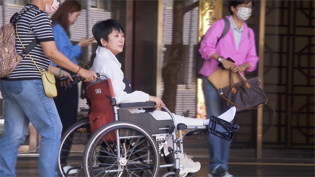 坐輪椅也要告到底! 歌手周思潔向音樂人小蟲求償千萬