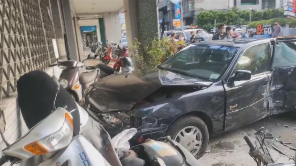 恍神?打錯排檔猛踩油門 8旬翁倒車撞毀戲棚