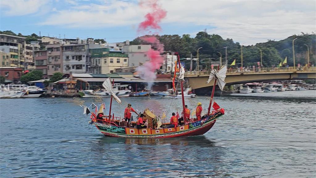 和平島王爺「海上遊江」祈福落幕　郵輪基隆港相會百年王船