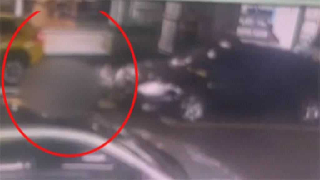 醉漢搭霸王車追打運將劫走小黃　出腳狠踹員警