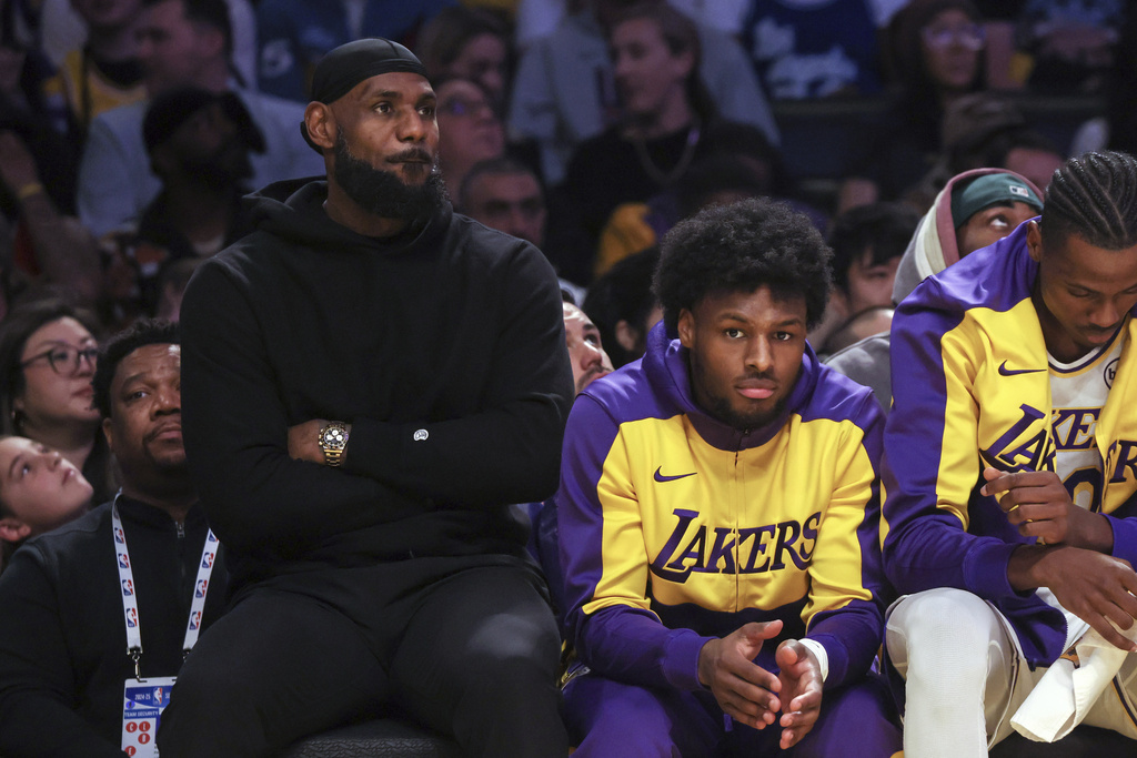 NBA/詹皇40歲生日快樂! 「皇之子」帶頭領菜鳥們一同歡唱切蛋糕