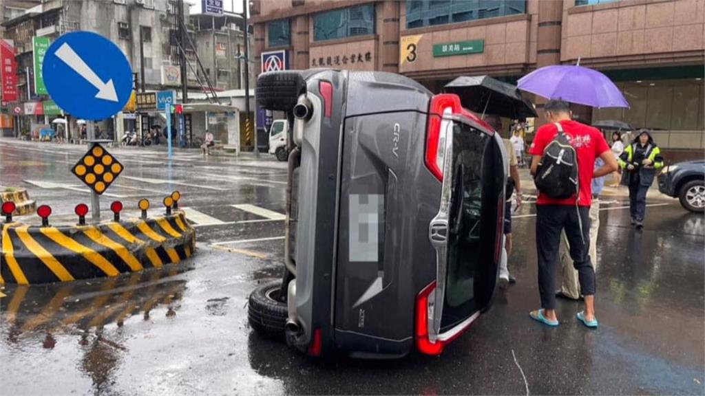 疑視線死角惹禍？！駕駛開上行人庇護島翻車