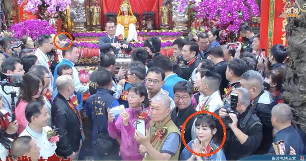 2大咖闖「白沙屯媽祖起駕」直播!她虔誠祈福「保庇天后」曝第一次摸