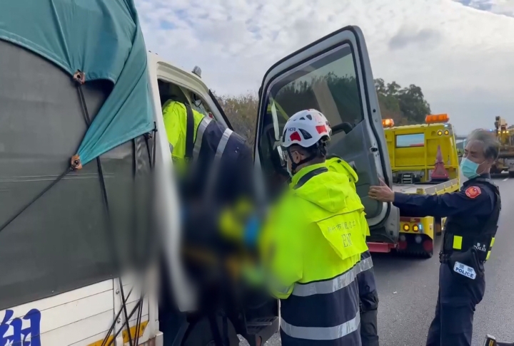 小貨車輪胎突脫落!? 國1寶山段4車連環撞釀1死