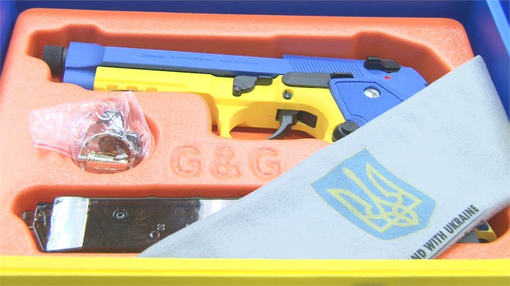 玩具廠飄揚烏國旗！義賣黃藍色玩具槍挺烏