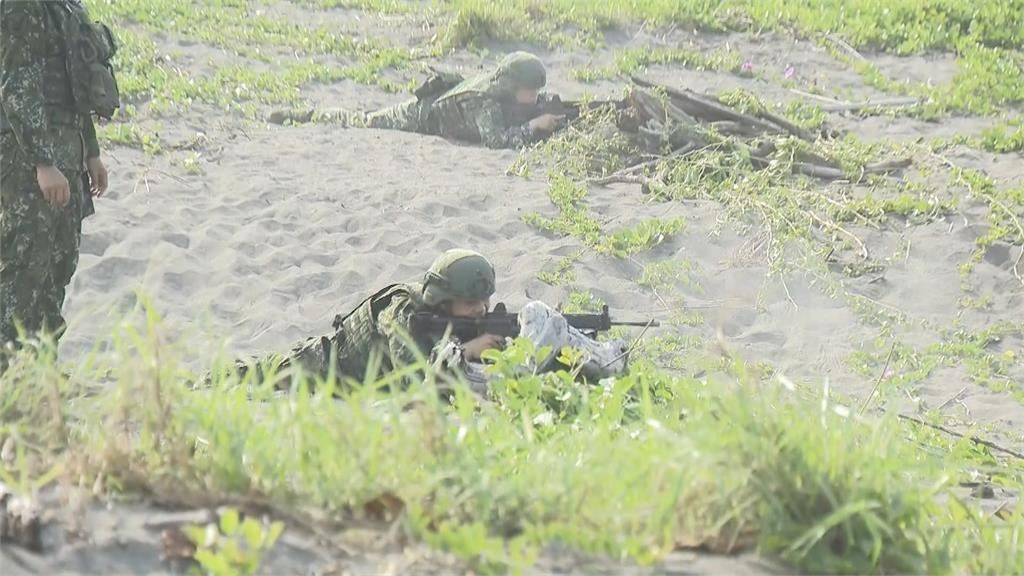 陸軍117旅高雄鳳岫海灘練兵　驗證灘岸對海輕兵器射擊