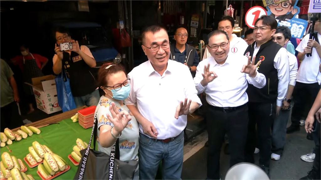 蘇巧慧永和溪州市場拜票　攤商熱情送菜頭大蒜喊當選
