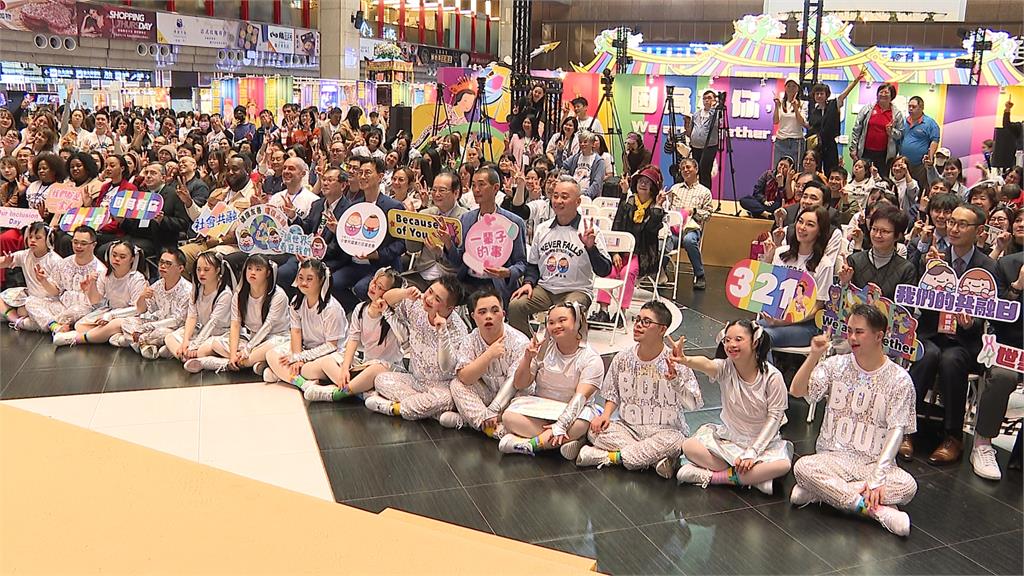 曾馨瑩現身北車唐氏症特展 攜手唐氏寶寶鑽鑾轎、跳舞