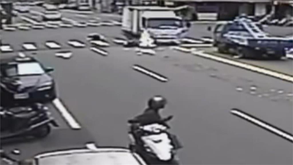 貨車疑搶快路口撞機車 汽油外溢起火 熱心民眾合力滅火