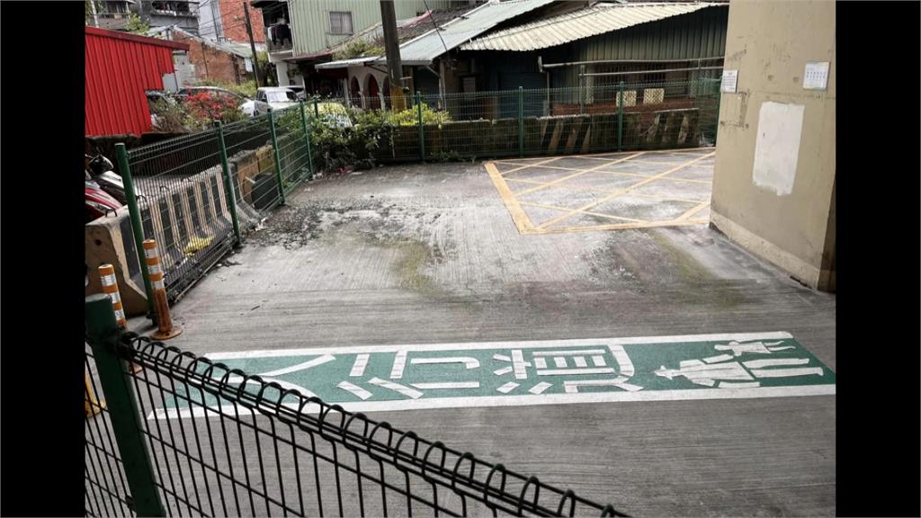 停車場出入口劃設2米長綠色人行道 多餘!民眾:像考照直線車道