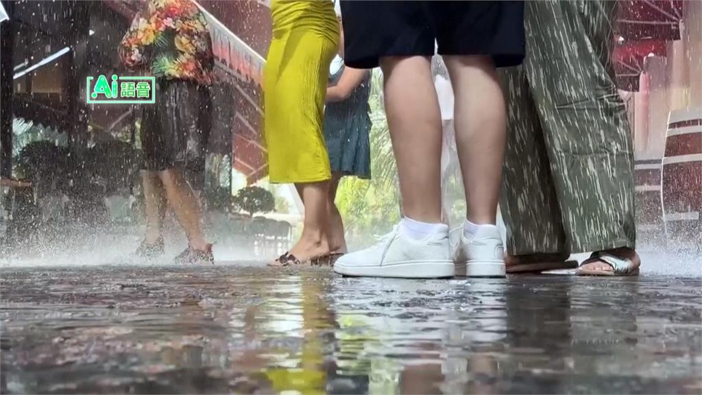 杜拜人工降雨製造浪漫 「下雨街」讓遊客濕身跳舞