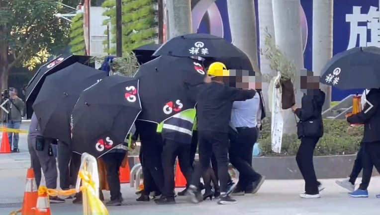 快新聞/台中新光三越氣爆「澳門遊客2死5傷」 家屬今回現場招魂場面哀戚